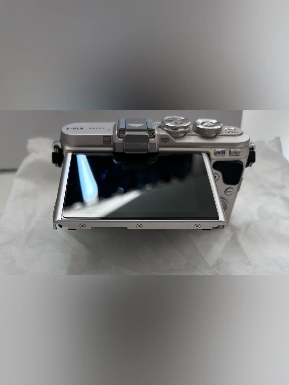 Olympus PEN E-PL8 16.1MP Touchscreen Mirrorless Camera Silver 14-42mm Kit